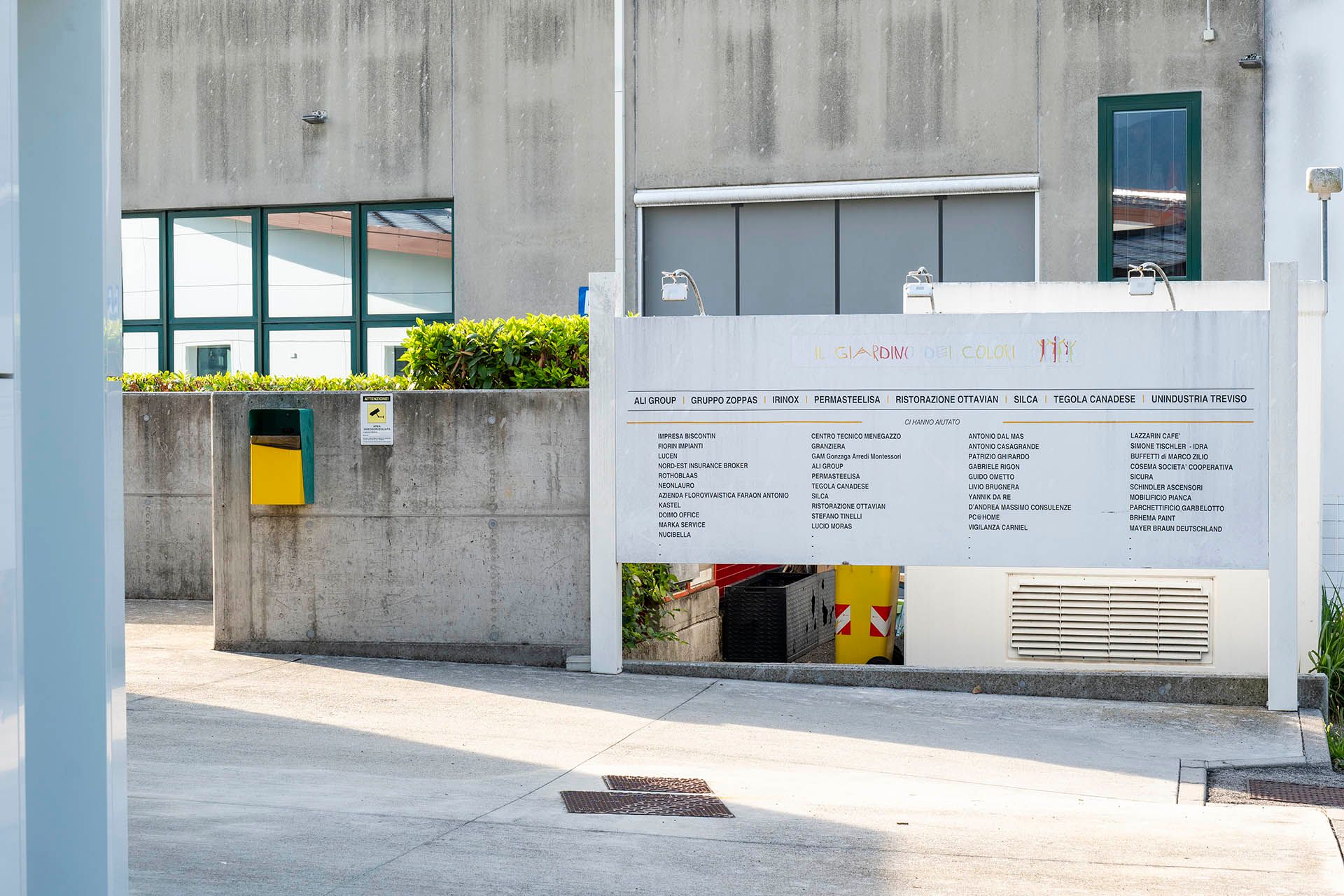 Foto realizzazione area verde per committente Asilo Internazionale 'Il giardino dei Colori' 