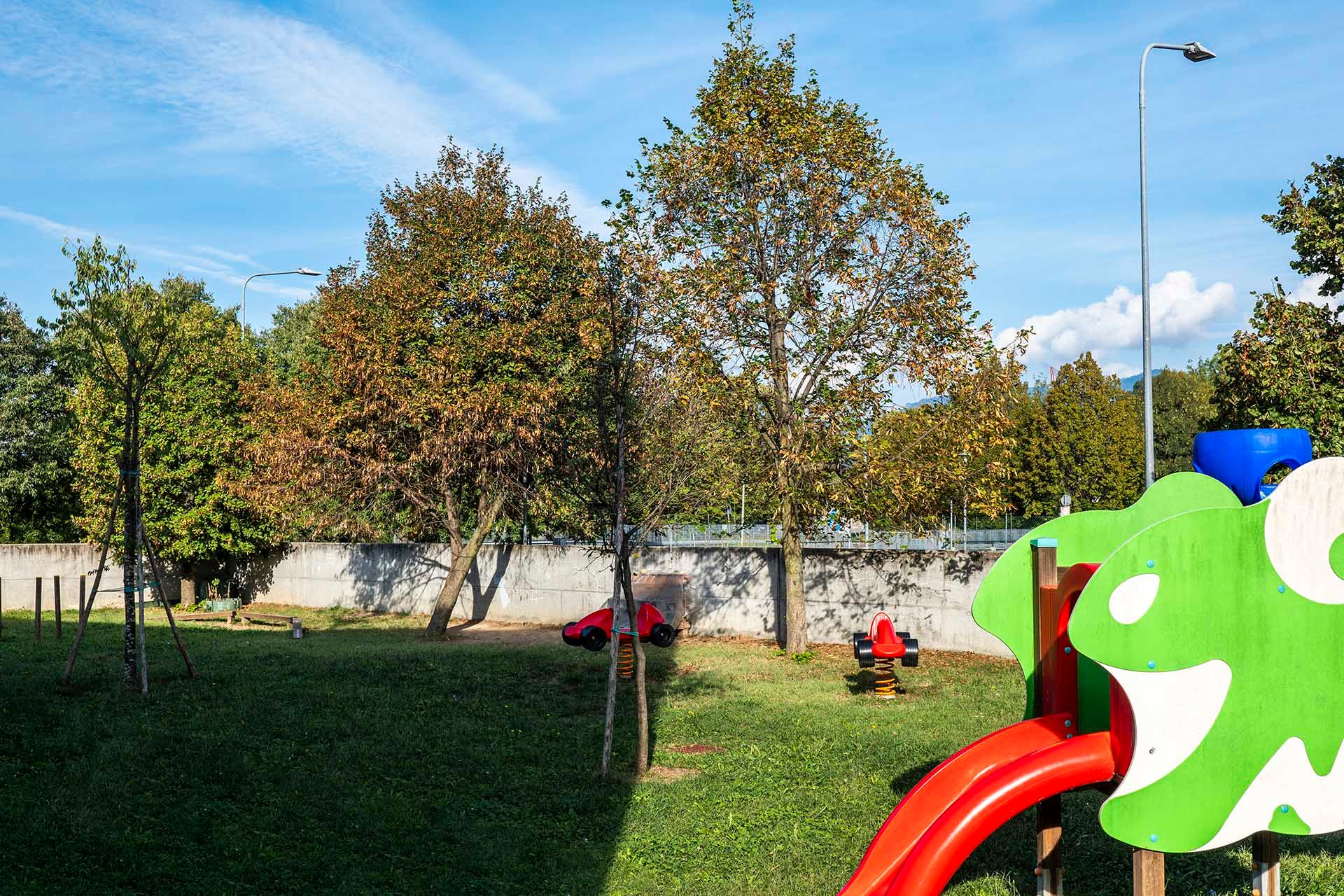 Foto realizzazione area verde per committente Asilo Internazionale 'Il giardino dei Colori' 