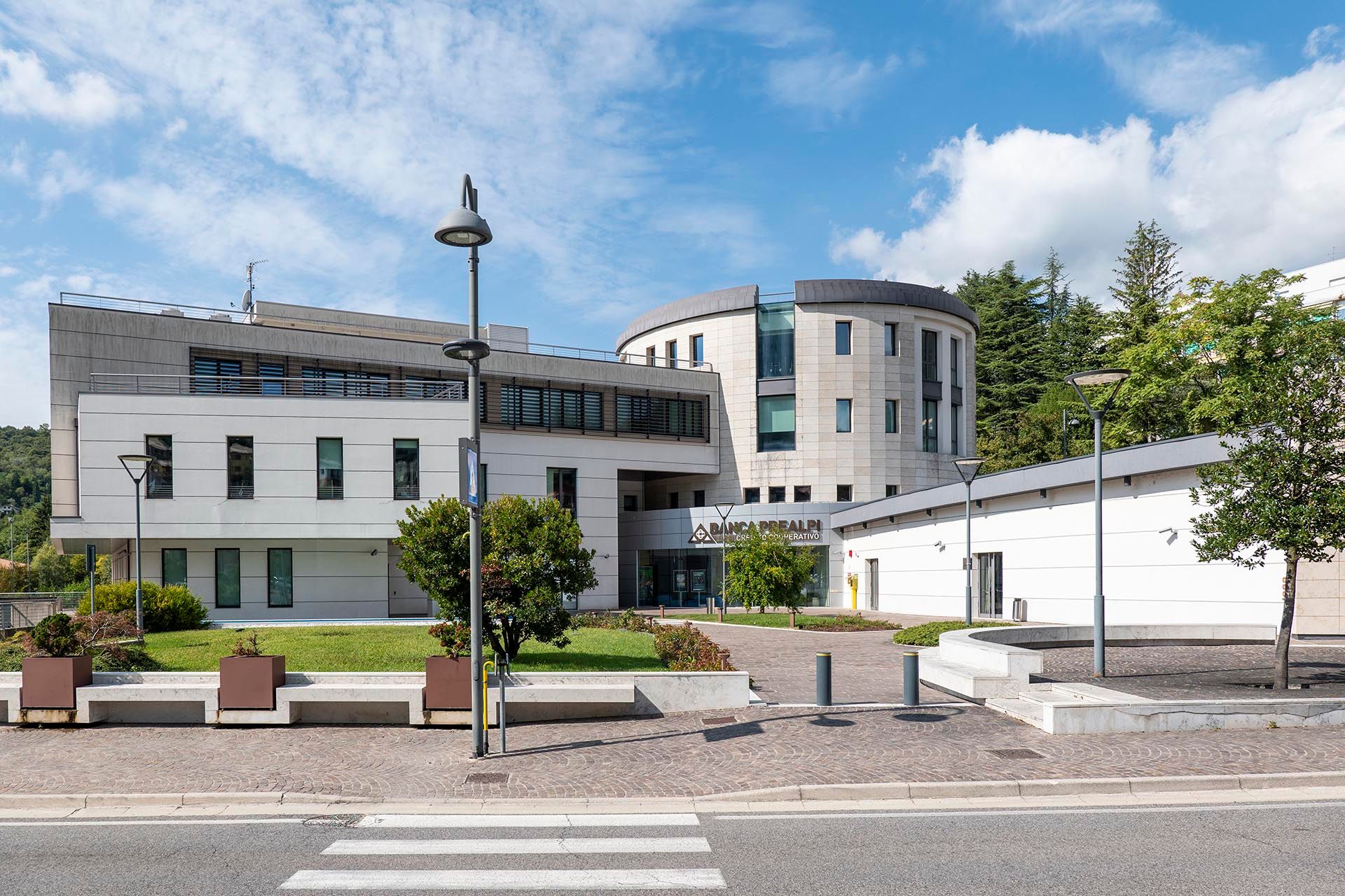 Foto realizzazione area verde per committente Banca Prealpi San Biagio sede centrale di Tarzo