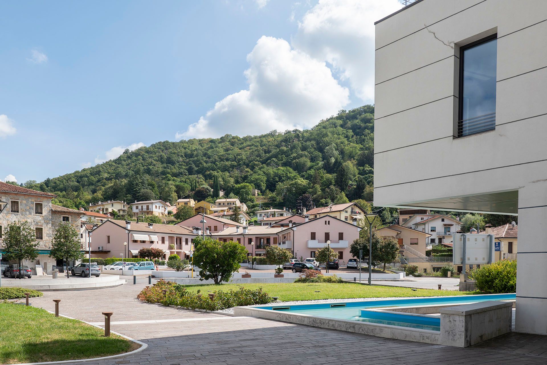 Foto realizzazione area verde per committente Banca Prealpi San Biagio sede centrale di Tarzo