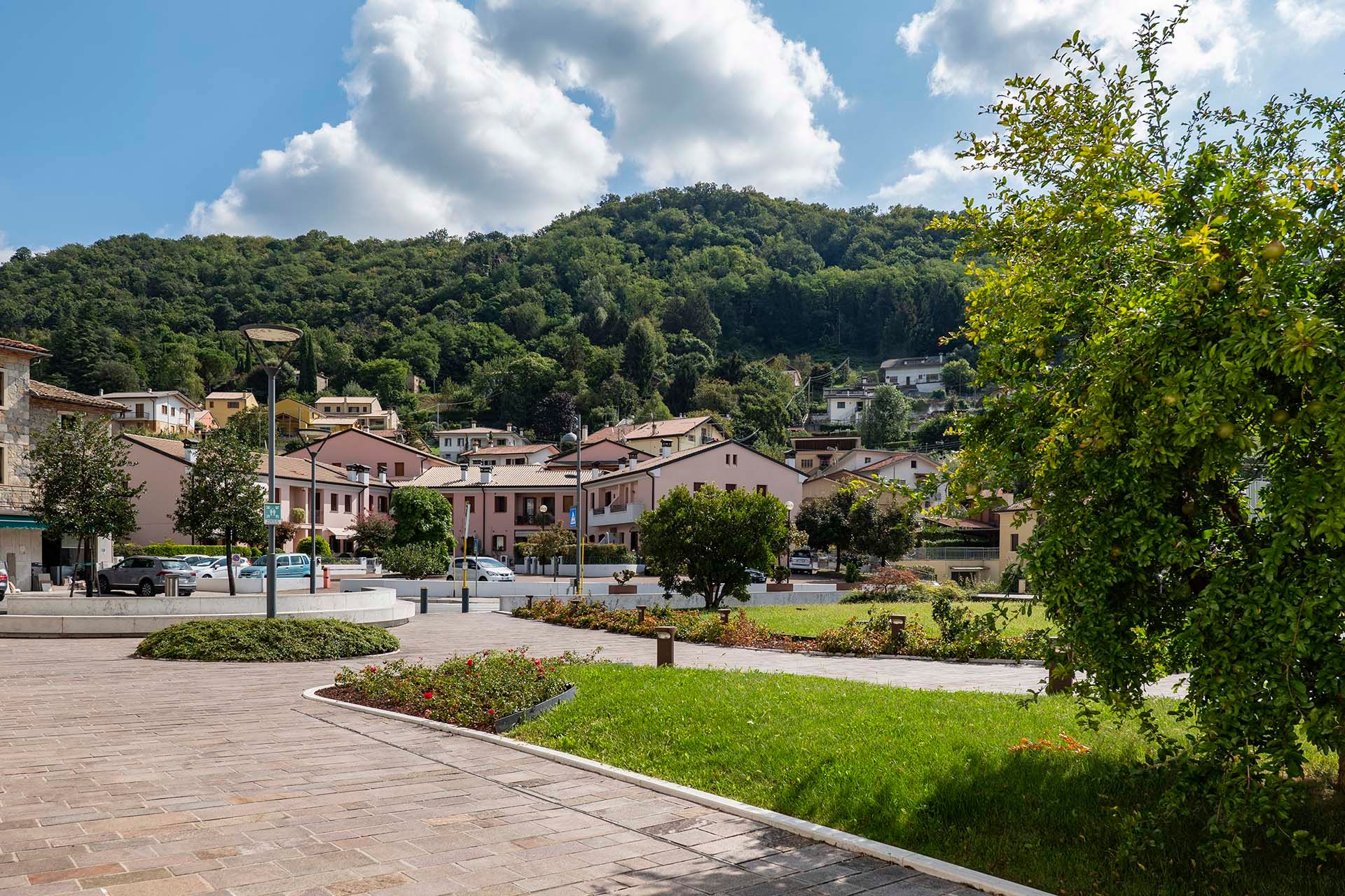 Foto realizzazione area verde per committente Banca Prealpi San Biagio sede centrale di Tarzo