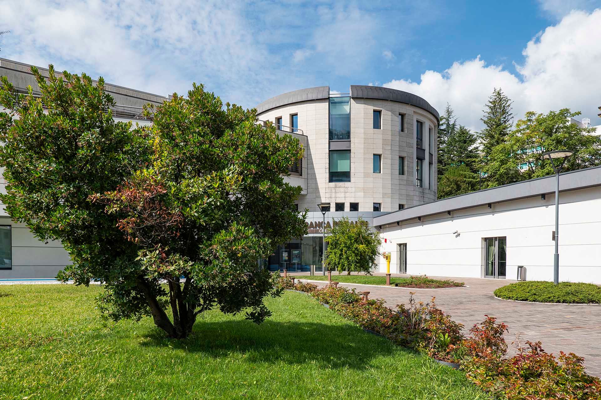 Foto realizzazione area verde per committente Banca Prealpi San Biagio sede centrale di Tarzo