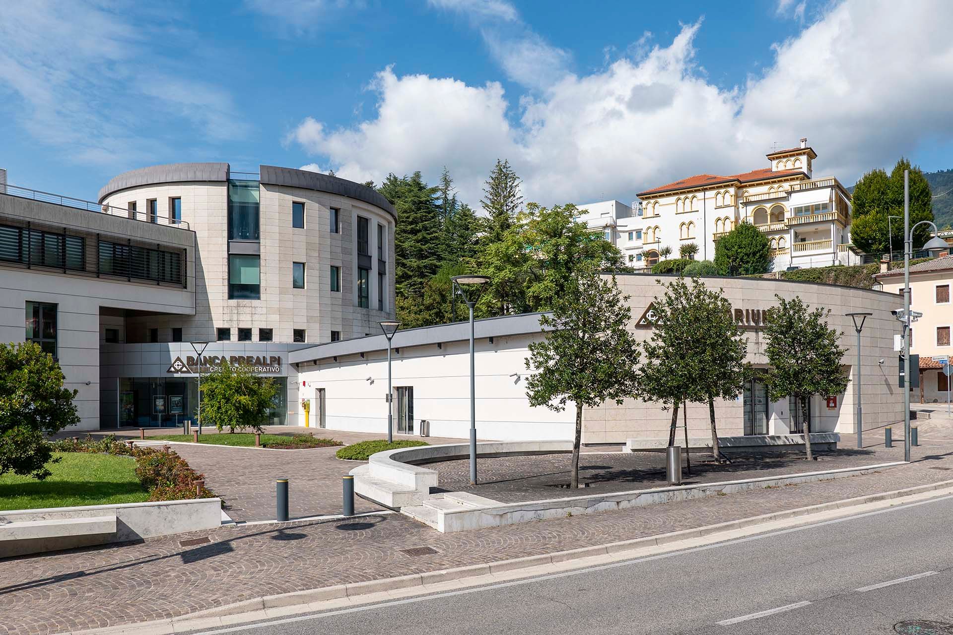 Foto realizzazione area verde per committente Banca Prealpi San Biagio sede centrale di Tarzo