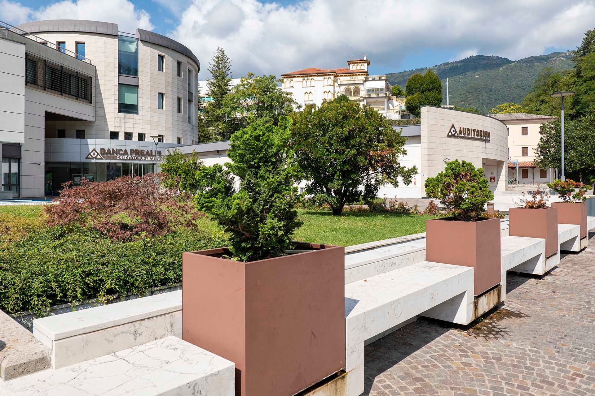 Foto realizzazione area verde per committente Banca Prealpi San Biagio sede centrale di Tarzo