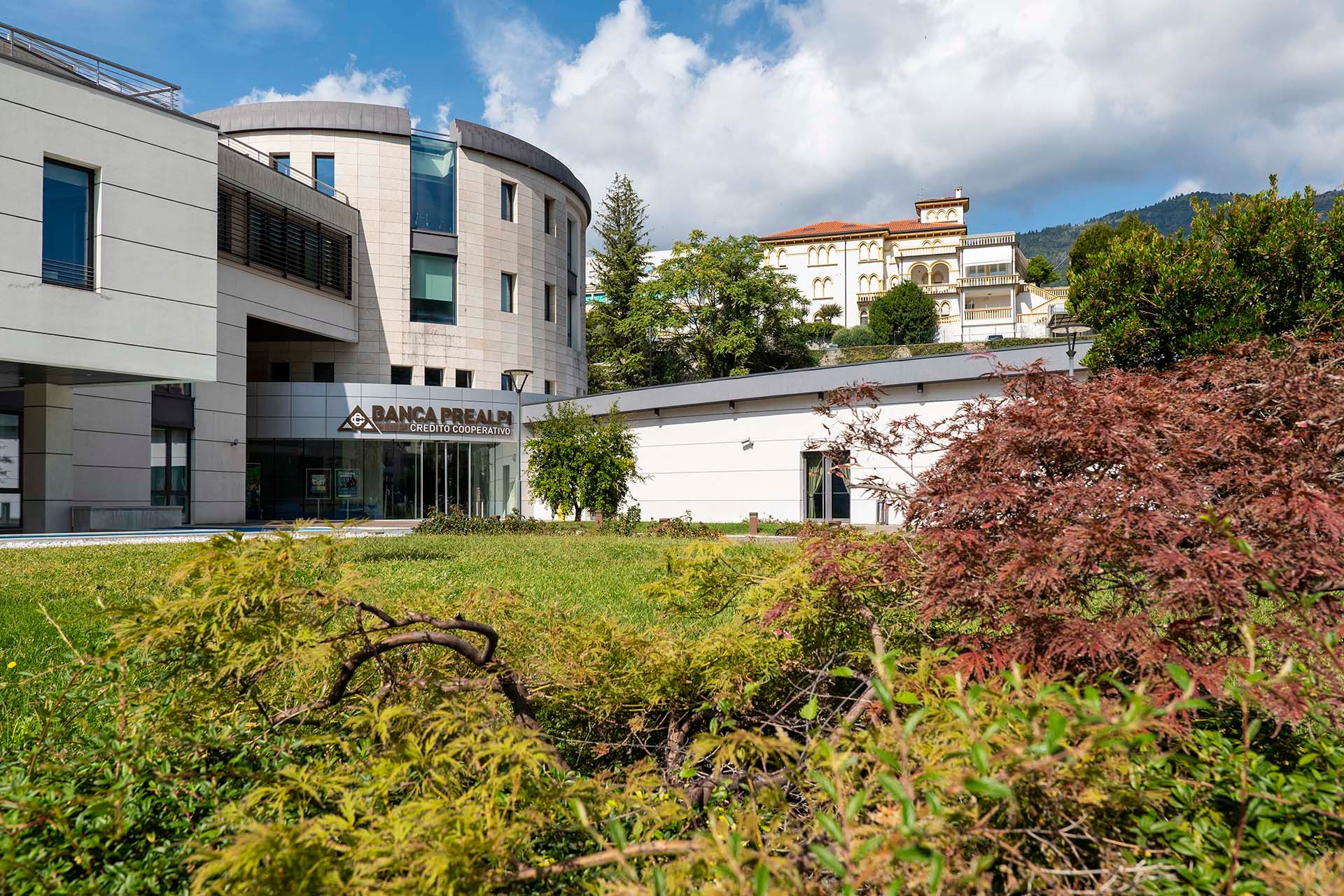 Foto realizzazione area verde per committente Banca Prealpi San Biagio sede centrale di Tarzo