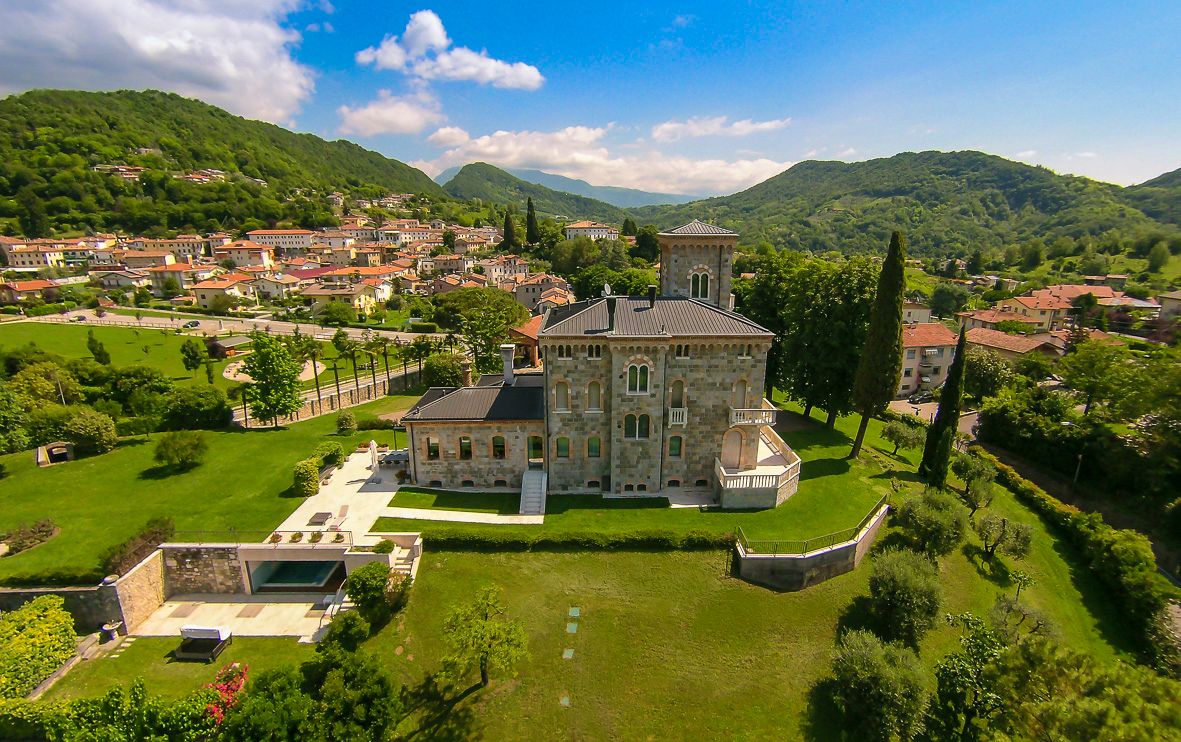 Foto realizzazione area verde per committente Castello di Tarzo