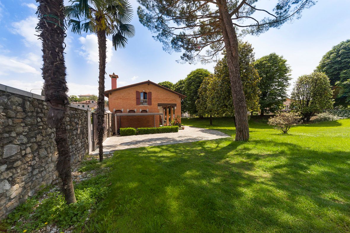 Foto realizzazione area verde per committente Castello di Tarzo