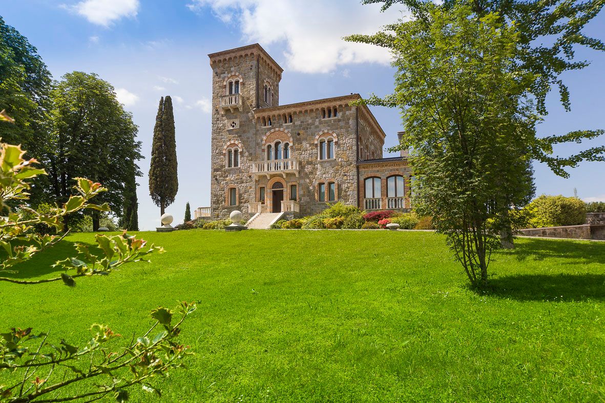 Foto realizzazione area verde per committente Castello di Tarzo