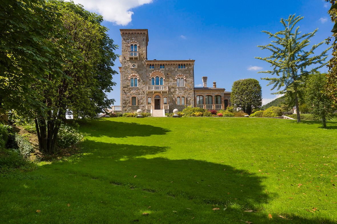 Foto realizzazione area verde per committente Castello di Tarzo