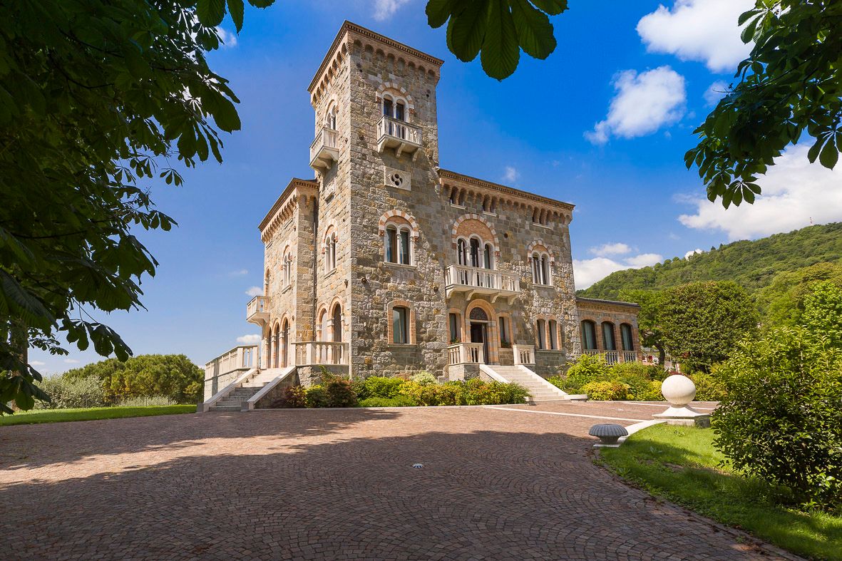 Foto realizzazione area verde per committente Castello di Tarzo