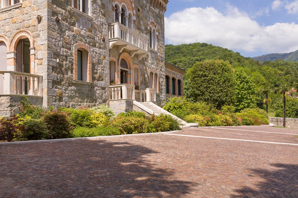 Foto realizzazione area verde per committente Castello di Tarzo