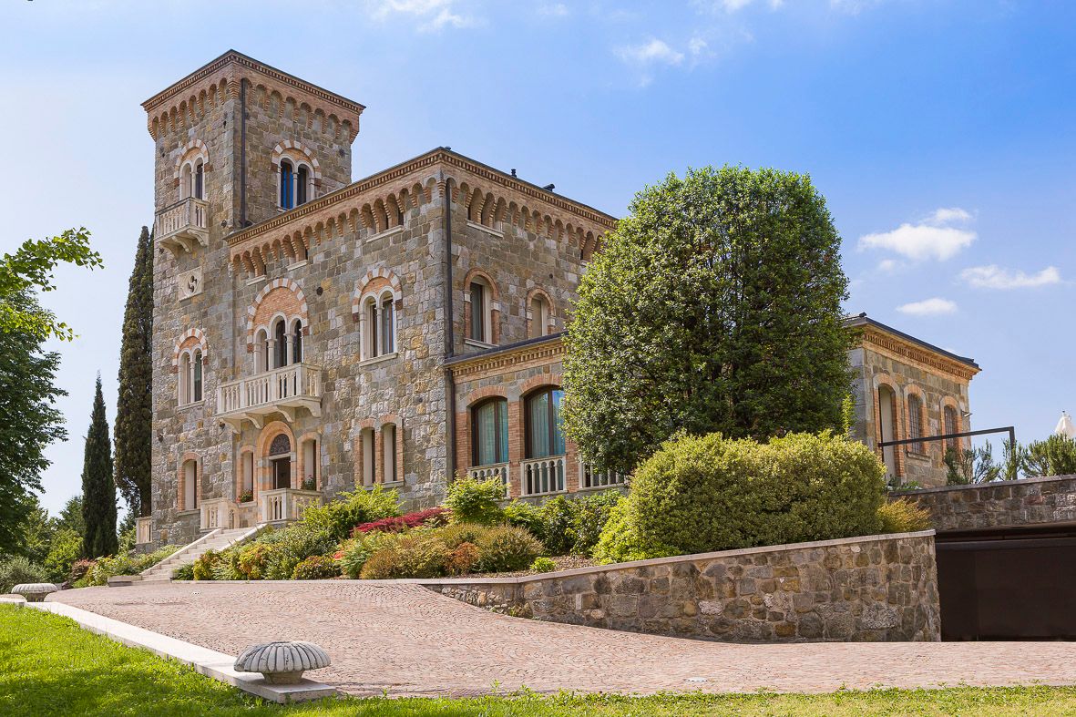 Foto realizzazione area verde per committente Castello di Tarzo