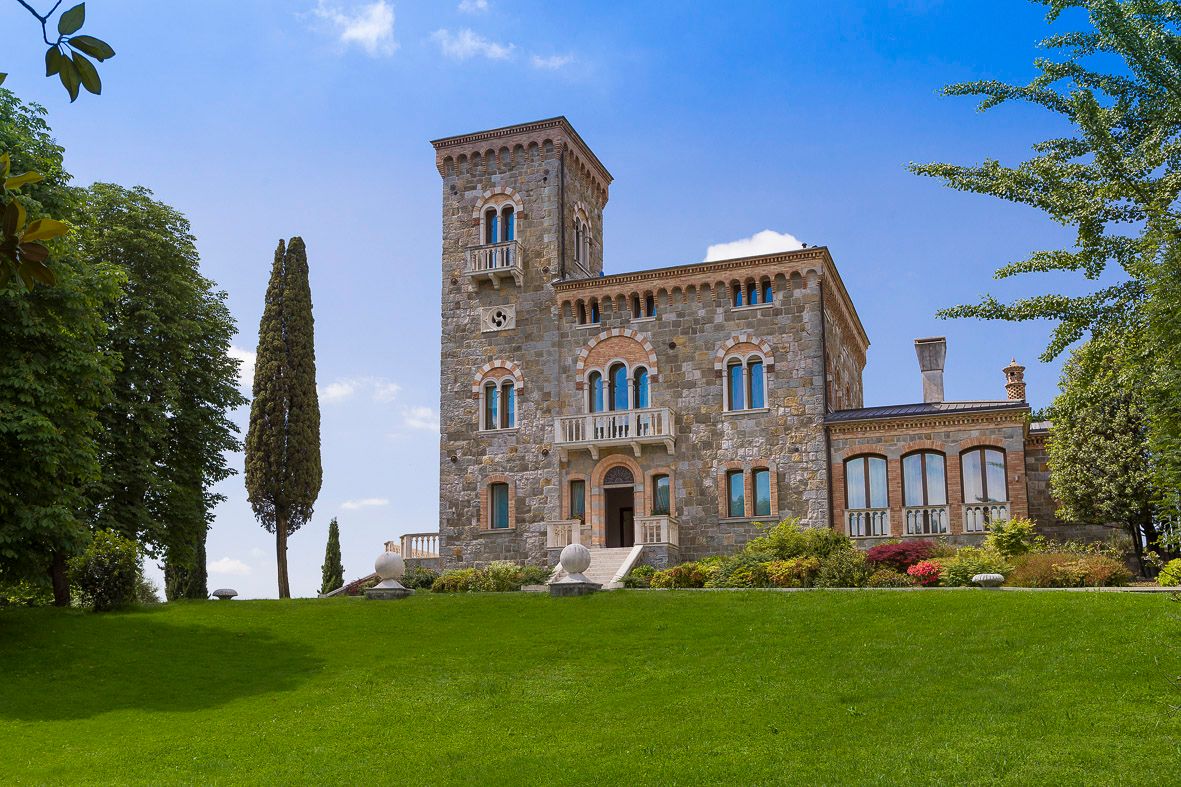 Foto realizzazione area verde per committente Castello di Tarzo