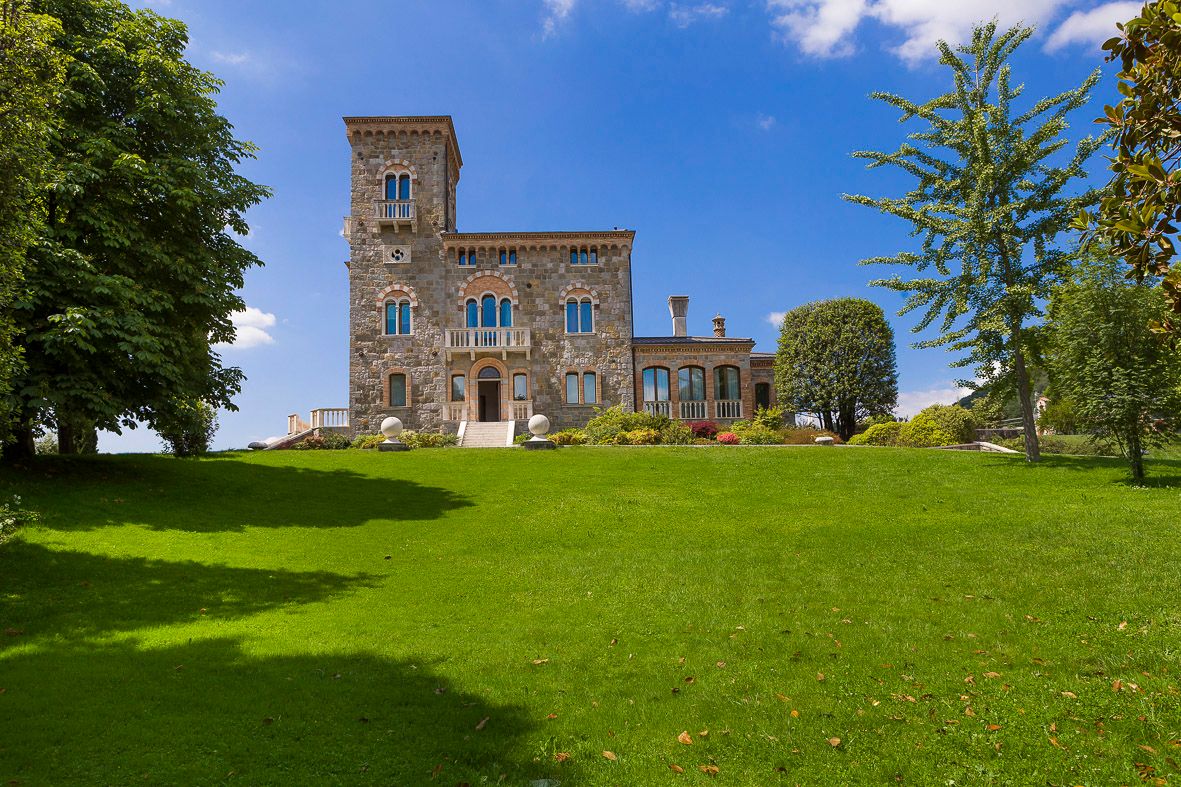 Foto realizzazione area verde per committente Castello di Tarzo