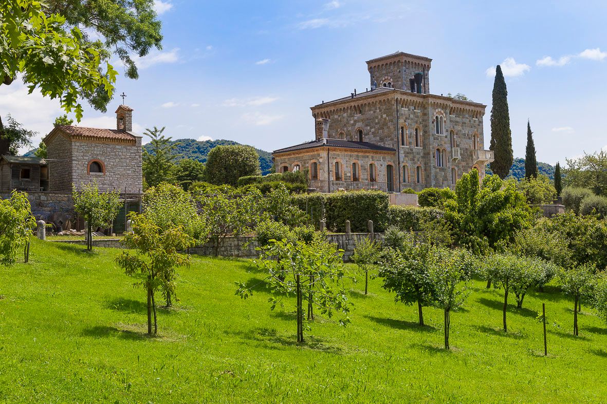 Foto realizzazione area verde per committente Castello di Tarzo