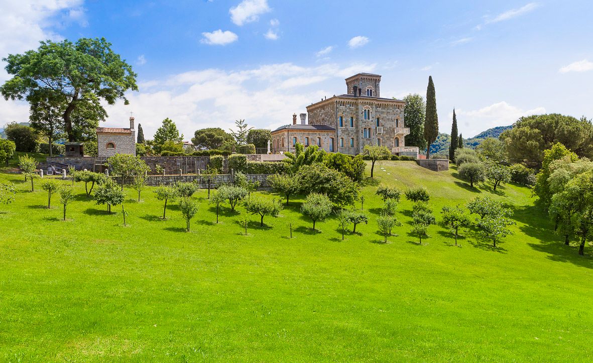 Foto realizzazione area verde per committente Castello di Tarzo