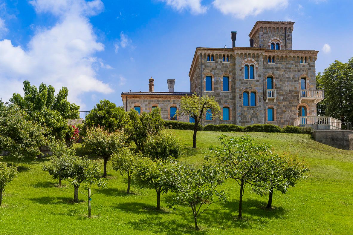 Foto realizzazione area verde per committente Castello di Tarzo