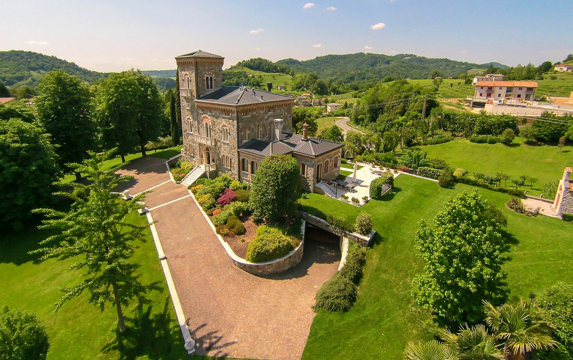 Foto realizzazione area verde per committente Castello di Tarzo