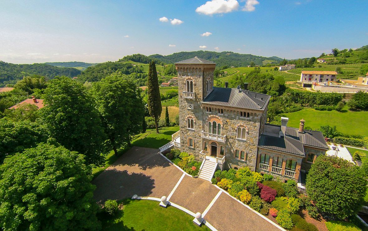 Foto realizzazione area verde per committente Castello di Tarzo