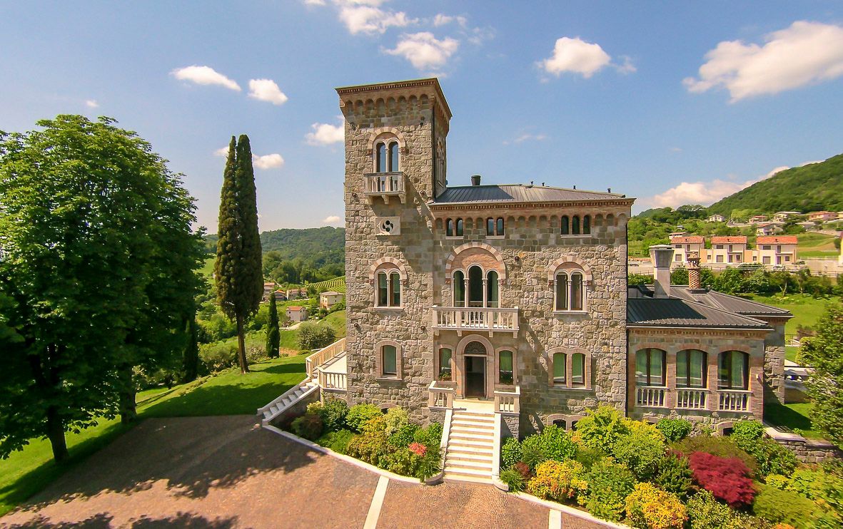 Foto realizzazione area verde per committente Castello di Tarzo