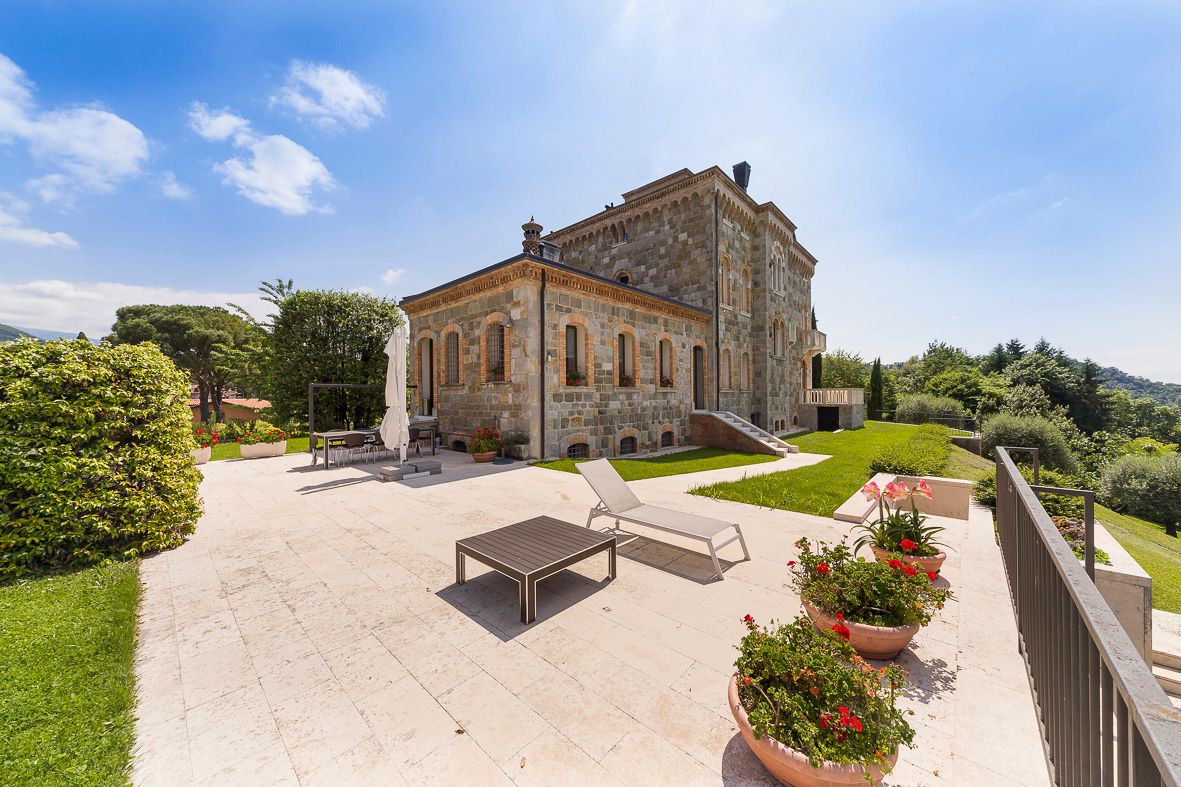 Foto realizzazione area verde per committente Castello di Tarzo