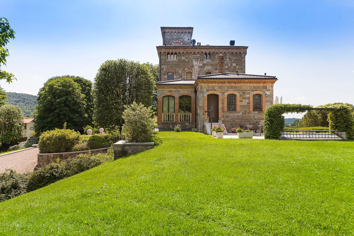 Foto realizzazione area verde per committente Castello di Tarzo