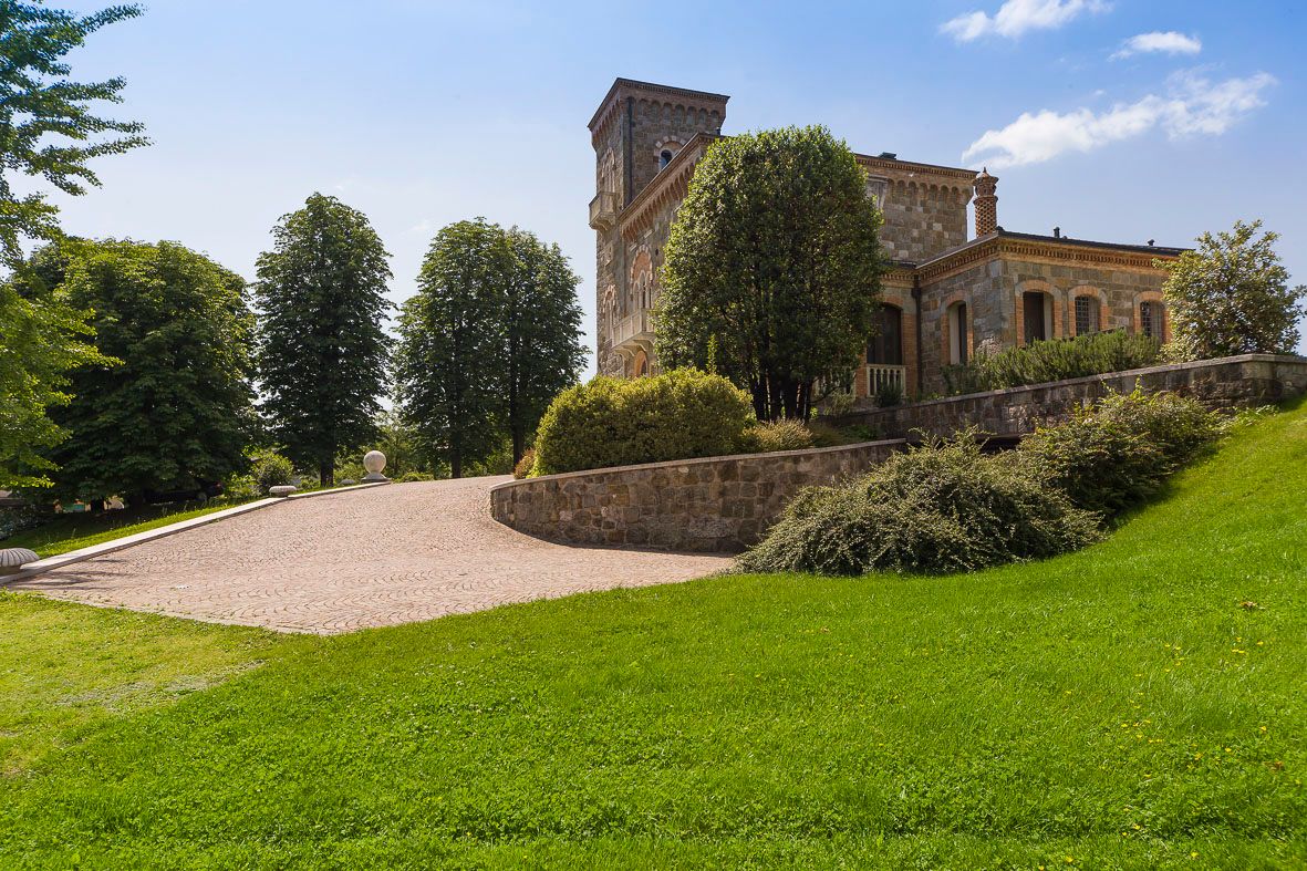 Foto realizzazione area verde per committente Castello di Tarzo