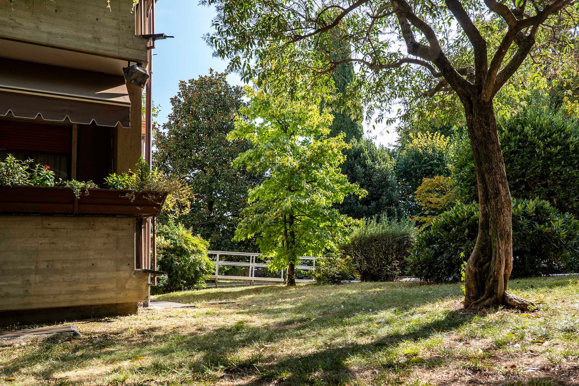 Foto manutenzione giardino di un condominio in provincia di Treviso' 