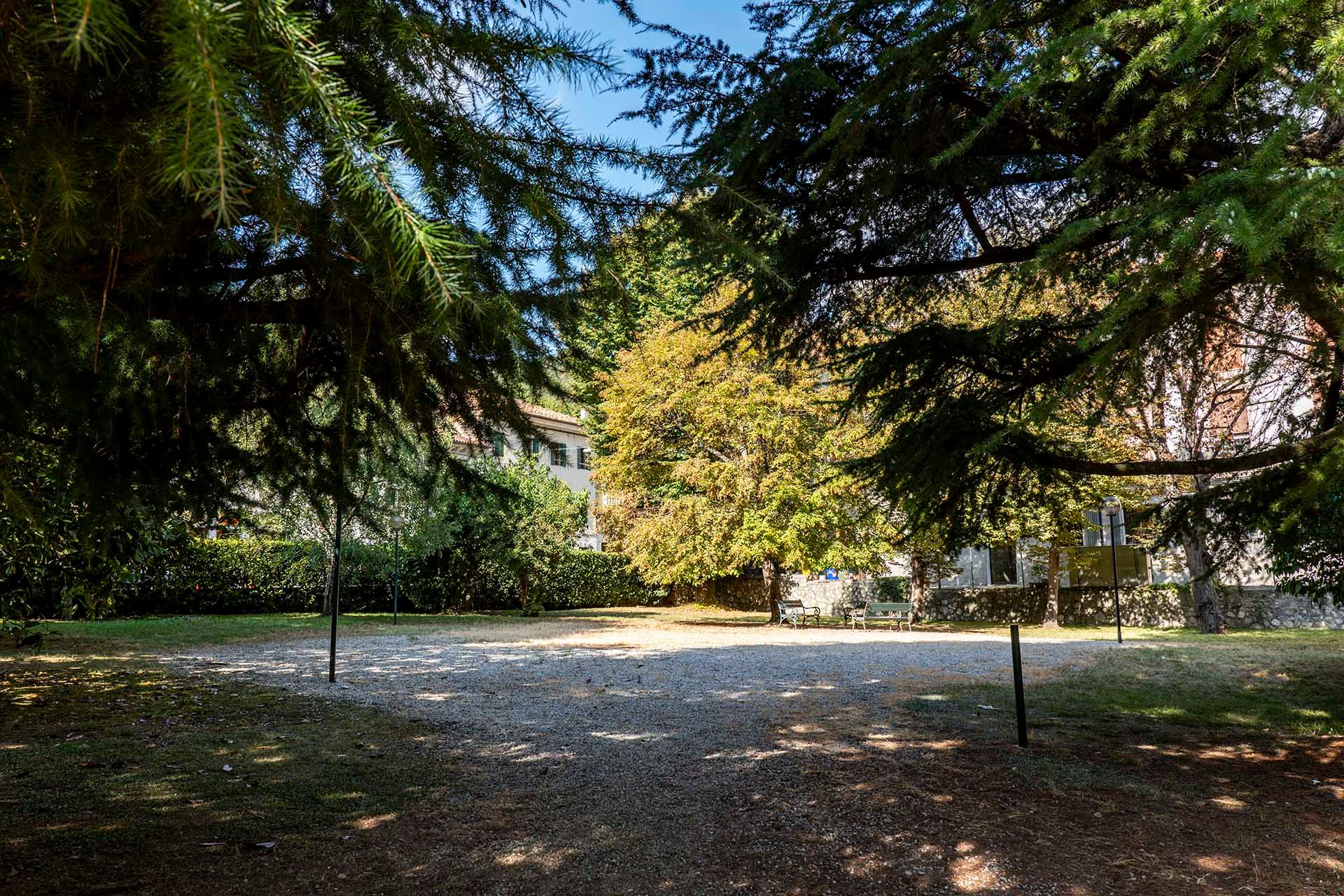 Foto manutenzione giardino di un condominio in provincia di Treviso' 