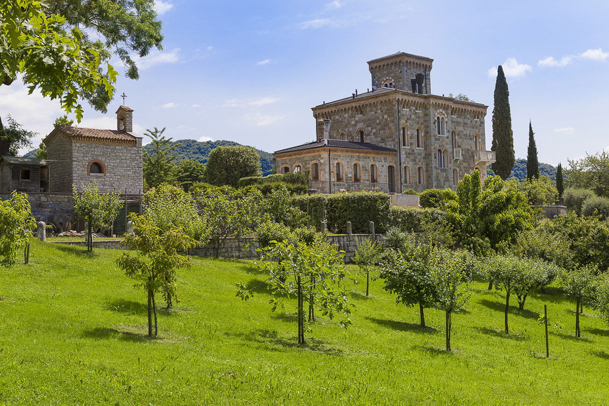 Progetto per il ripristino totale del giardino del Castello di Tarzo del Sig. Vareschin salvaguardando le piante grandi esistenti e completando il tutto con nuova piantumazione di piante ed arbusti.