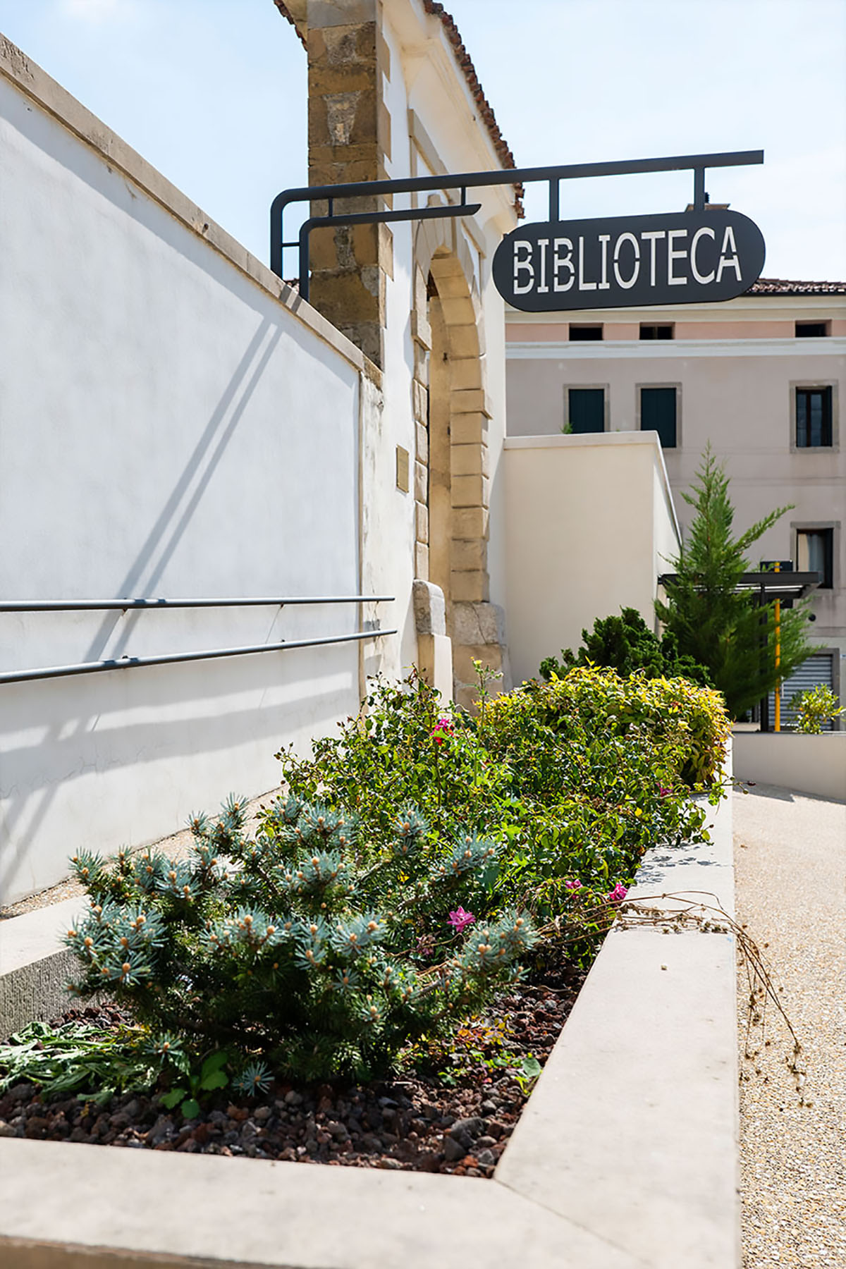 Lavori di ripristino ed aggiornamento nelle aree verdi comunali andando ad eseguire manutenzioni straordinarie su alberi ad alto fusto, aiuole e fioraie.