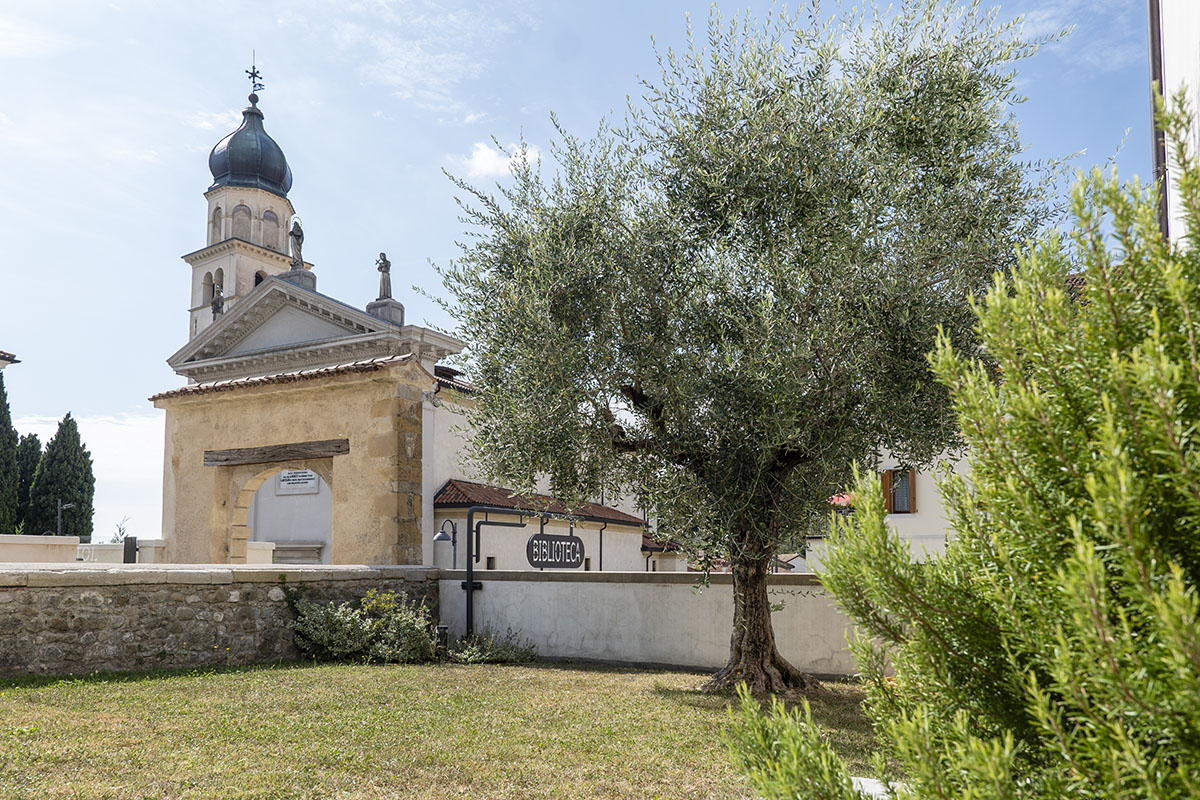 Lavori di ripristino ed aggiornamento nelle aree verdi comunali andando ad eseguire manutenzioni straordinarie su alberi ad alto fusto, aiuole e fioraie.