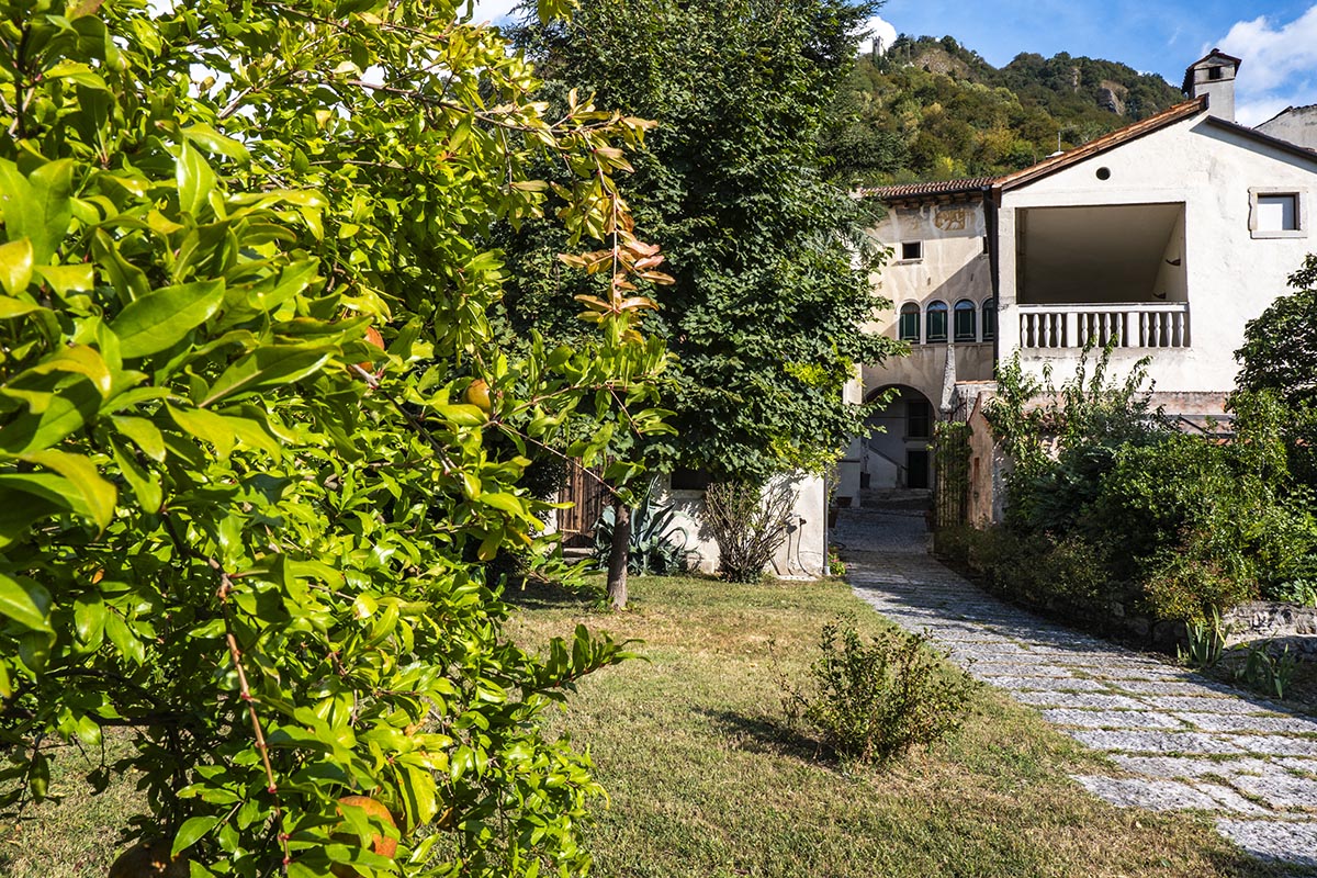 La manutenzione di questo condominio rappresenta uno dei lavori più storici della nostra ditta che portiamo a termine con soddisfazione dei condomini ormai da diversi anni.